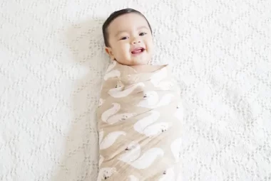 How to swaddle a baby?
